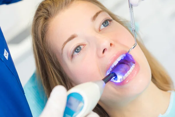 Donna ad un appuntamento dentale — Foto Stock