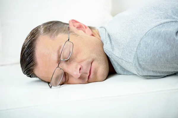 Hombre tomando una pequeña siesta en el sofá —  Fotos de Stock