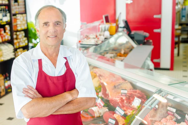 Macellaio orgoglioso della sua bottega — Foto Stock