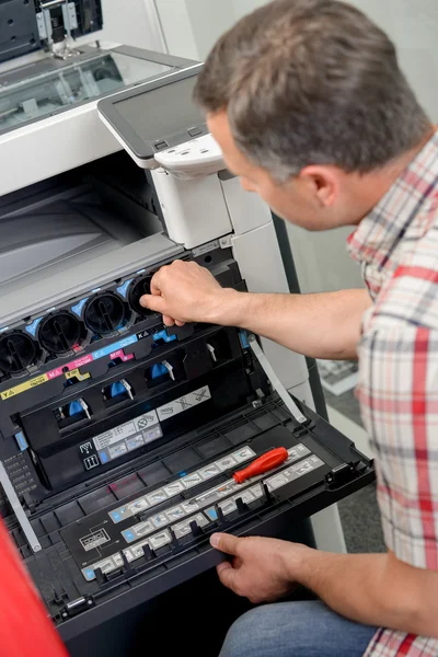 Homem trabalhando na fotocopiadora — Fotografia de Stock
