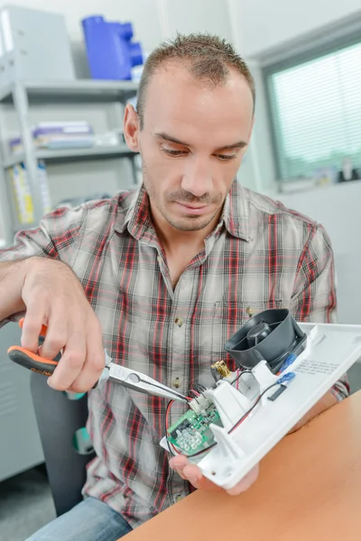 Чоловік ремонтує вентилятор охолодження — стокове фото