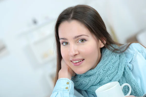 Woman sat holding cup — Stock Photo, Image