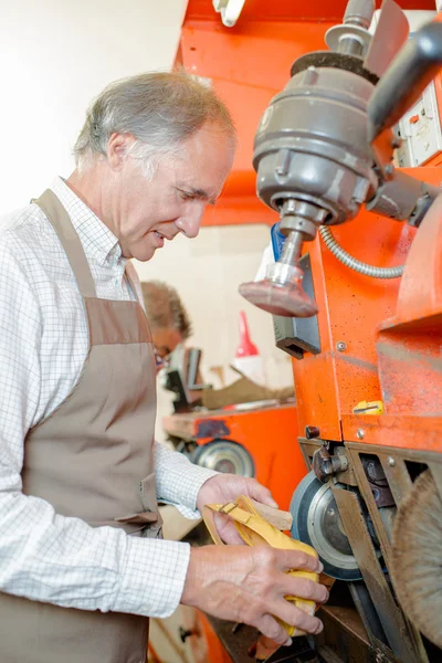 Cobbler usando máquinas no calcanhar do sapato — Fotografia de Stock