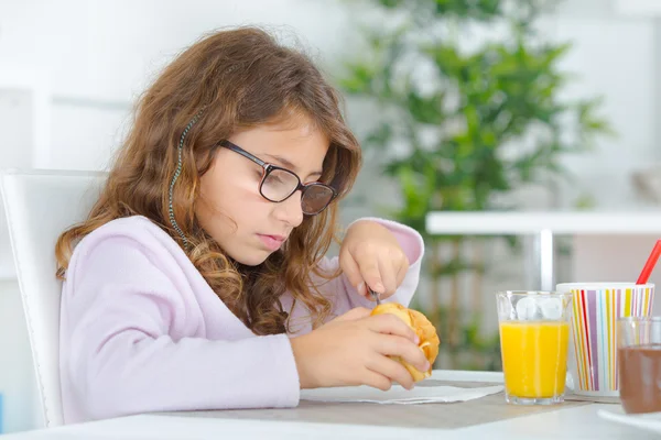 Menina tomando uma bebida — Fotografia de Stock