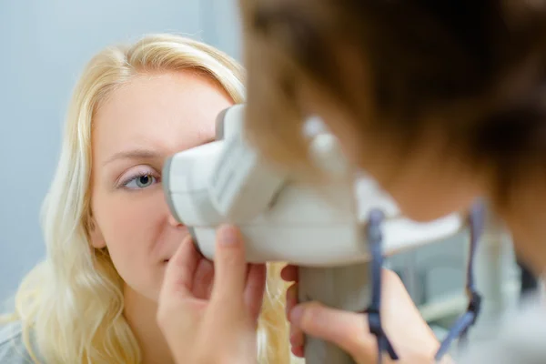 Lady examinándose los ojos — Foto de Stock