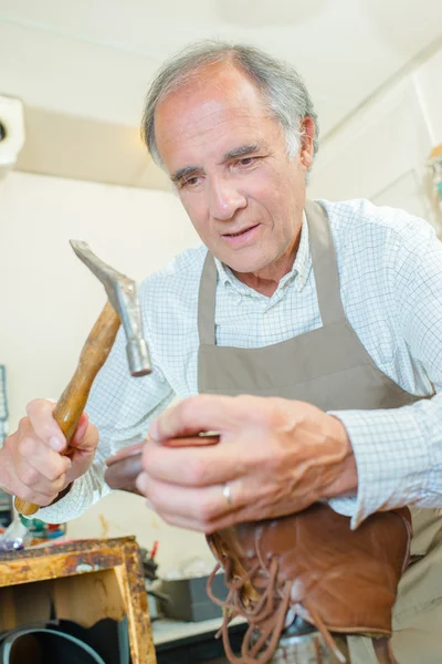 Schoenmaker hard werken in zijn atelier — Stockfoto