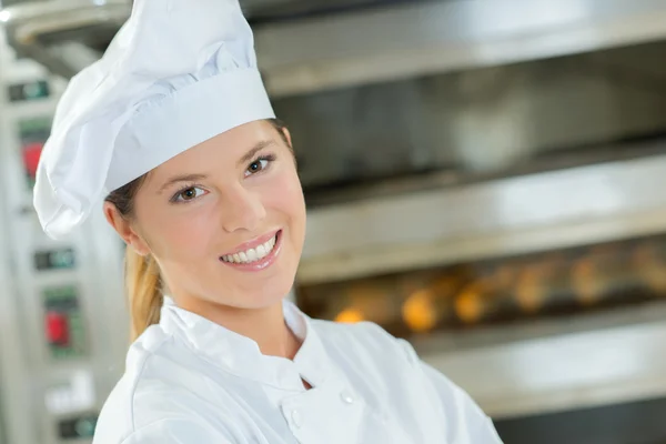 Trots op vrouwelijke baker in haar keuken — Stockfoto