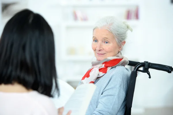 Helpen senior vrouw om te lezen — Stockfoto