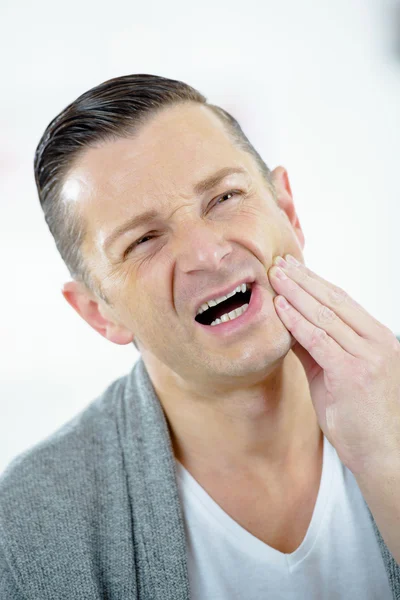 Homem que sofre de dor de dente — Fotografia de Stock