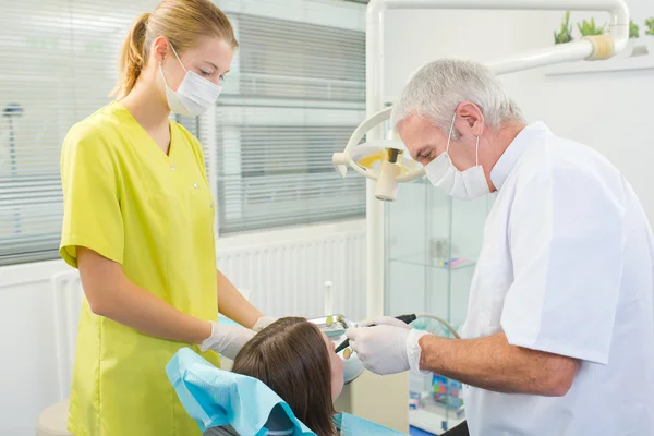 患者と一緒に忙しい歯科医 — ストック写真