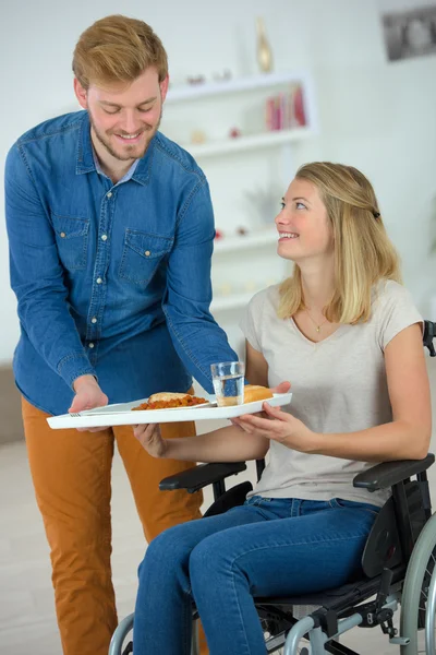 Aide-soignante vous donnant le déjeuner femme — Photo