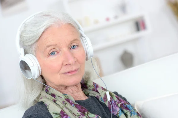 Anciana con auriculares puestos — Foto de Stock