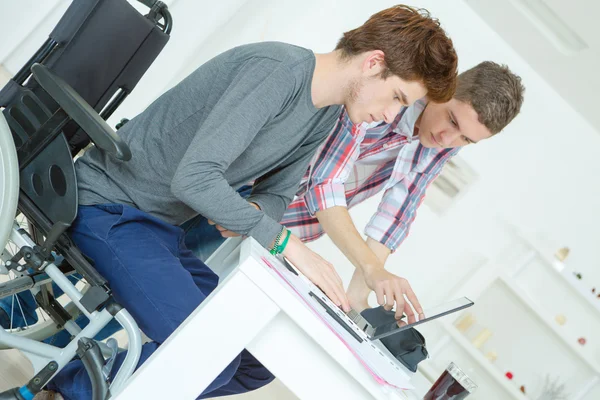 Zwei männliche Teenager studieren zu Hause — Stockfoto