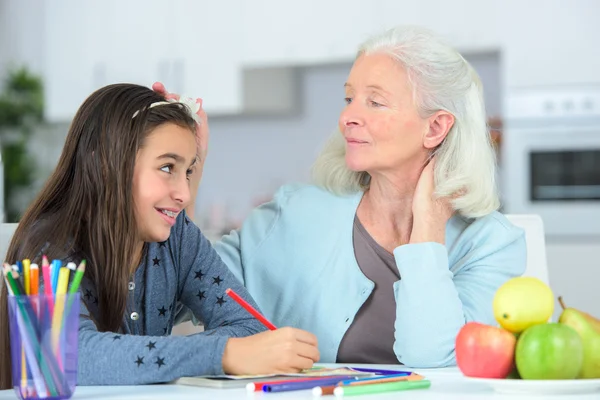 Liten flicka ritning värdt mormor — Stockfoto