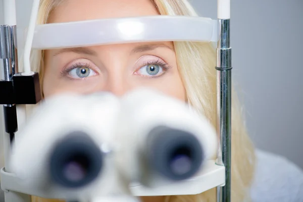 Blond woman having an eye exam — Stock Photo, Image