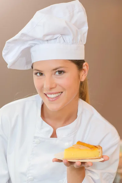 Orgullosa pastelera sosteniendo una rebanada de flan —  Fotos de Stock