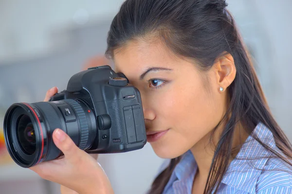 Kvinnlig fotograf — Stockfoto