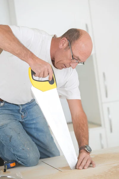 Bir el testeresi kullanarak marangoz — Stok fotoğraf