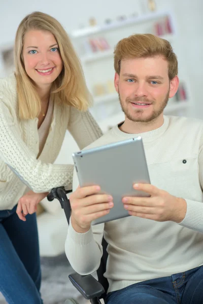 Pareja joven usando su tableta — Foto de Stock