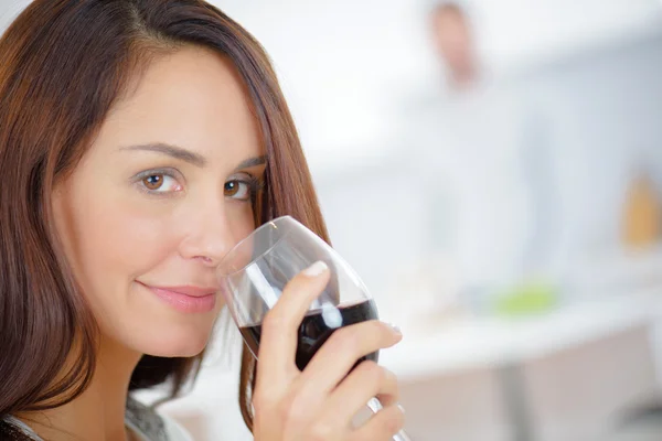 Tomar una copa de vino en casa — Foto de Stock