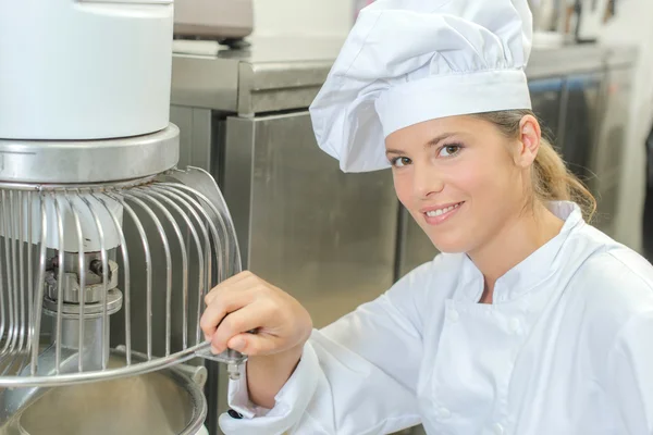 Baker usando una máquina mezcladora — Foto de Stock