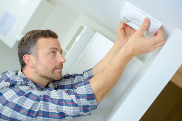 Man fitting an air vent — Stock Photo, Image