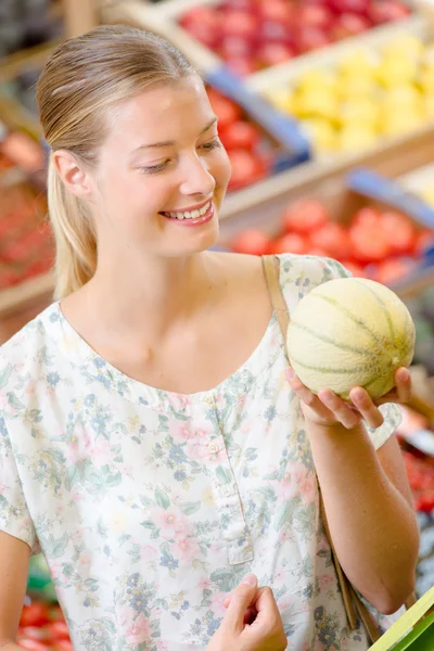 Frau pflückt eine Melone — Stockfoto