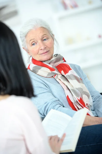 Aiutare la donna anziana a leggere — Foto Stock