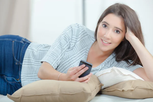 Junge Frau schickt eine SMS — Stockfoto