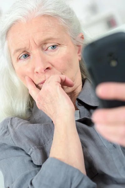 Señora mayor leyendo un mensaje de texto — Foto de Stock