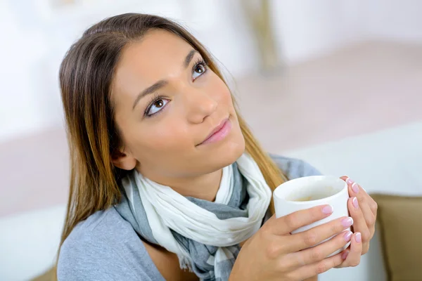 Zamyšlená žena s šálkem kávy — Stock fotografie