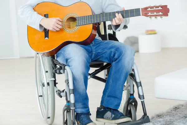 Handicap gitarist — Stockfoto