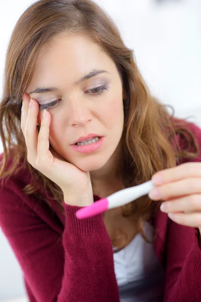 Estressada em descobrir que está grávida — Fotografia de Stock