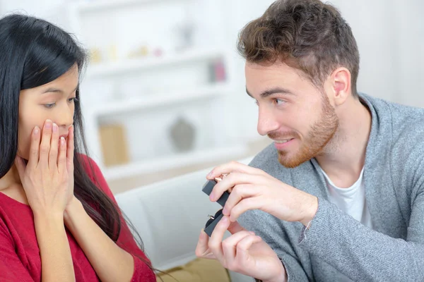 Man vraagt zijn vriendin ten huwelijk — Stockfoto