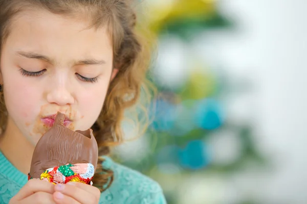 Жадібна маленька дівчинка їсть шоколад — стокове фото