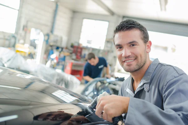 Mechanic met behulp van polijsten machine — Stockfoto