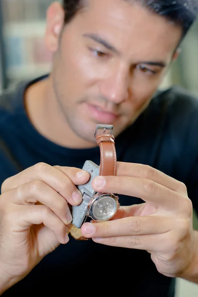 Man een horloge repareren — Stockfoto