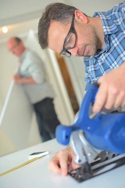 Handyman usando uma serra de fita — Fotografia de Stock