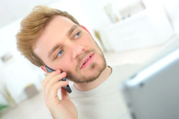 Man die een oproep terwijl met behulp van zijn tablet pc — Stockfoto