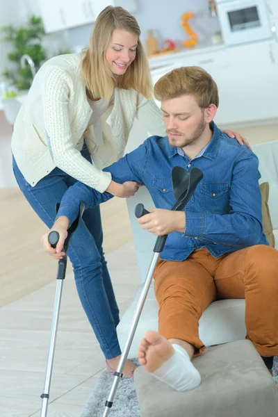 Vrouw helpt haar gewonde vriend — Stockfoto