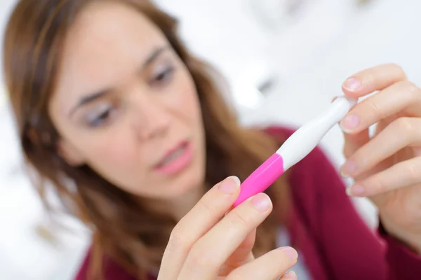 Sosteniendo un probador de embarazo —  Fotos de Stock