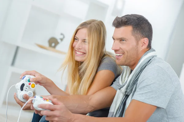 Couple playing video games — Stock Photo, Image