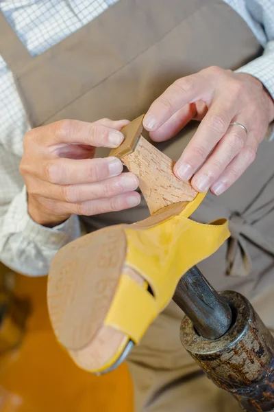 Cobbler mending heel of shoe — Stock Photo, Image