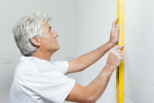 Checking wall with a spirit level — Stock Photo, Image