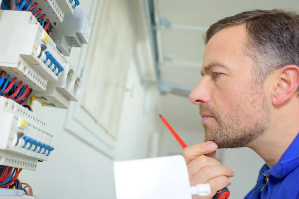 Man stond door een fusebox — Stockfoto