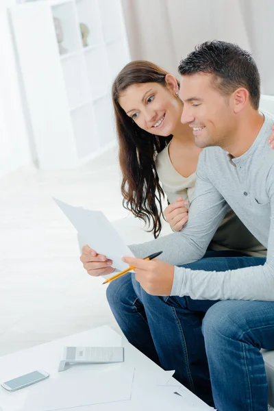 Couple running through their finances — Stock Photo, Image