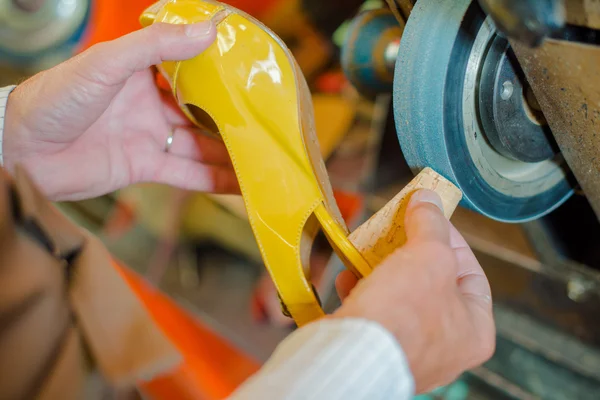 Talón de molienda de un zapato — Foto de Stock