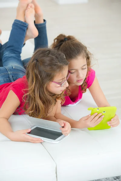 태블릿 컴퓨터와 어린 소녀 — 스톡 사진