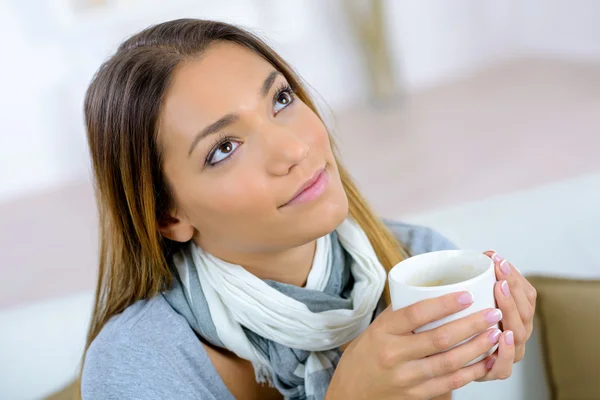 Donna pensierosa con una tazza di caffè — Foto Stock