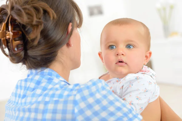 Mère tenant son bébé — Photo